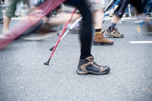 beim Nordic-Walking-Rennen in der Stadt - Foto, Bild