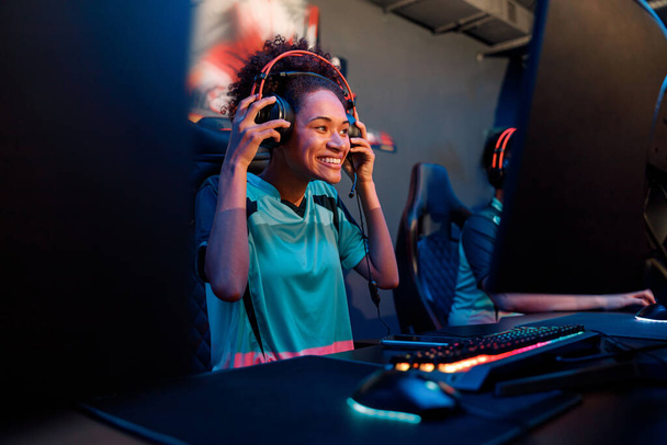 Professional gamer participating in esports tournament in gaming club - Foto, Imagen