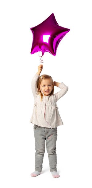 Carino bambina bionda con palloncino a forma di stella viola isolato su sfondo bianco - Foto, immagini
