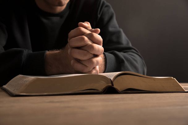 Hombre leyendo de la sagrada biblia, cerca u - Foto, imagen