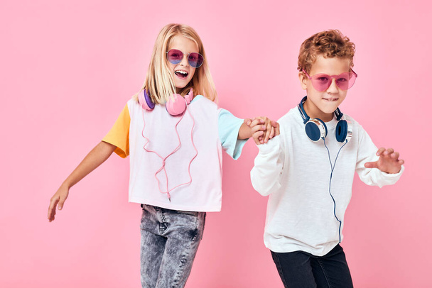 adorabile bambini in occhiali da sole divertirsi con gli amici concetto di stile di vita infantile - Foto, immagini