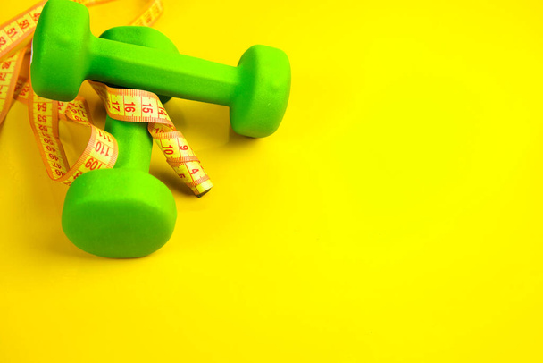 Dos pesas, sobre un fondo amarillo, salud, deportes de dieta - Foto, Imagen