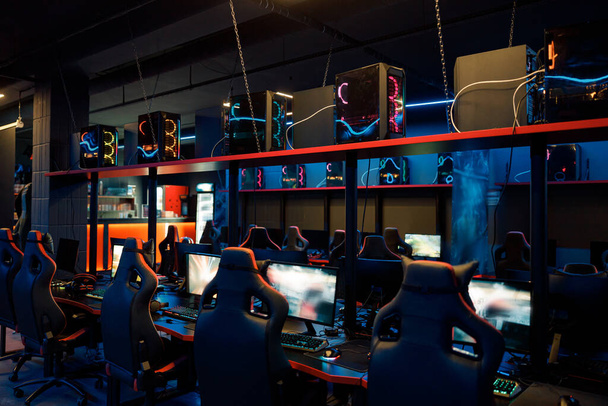 Вид на ігрове обладнання в інтер'єрі кіберклубу
 - Фото, зображення