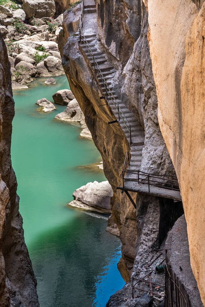 En el Caminito del Rey. Una antigua escalera desciende al estrecho y vertiginoso cañón de las gargantas de Gaitanes - Foto, Imagen