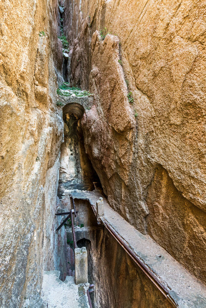En el Caminito del Rey. La antigua y aterradora vía ferrata domina el vertiginoso y estrecho cañón de las gargantas Gaitanes - Foto, Imagen