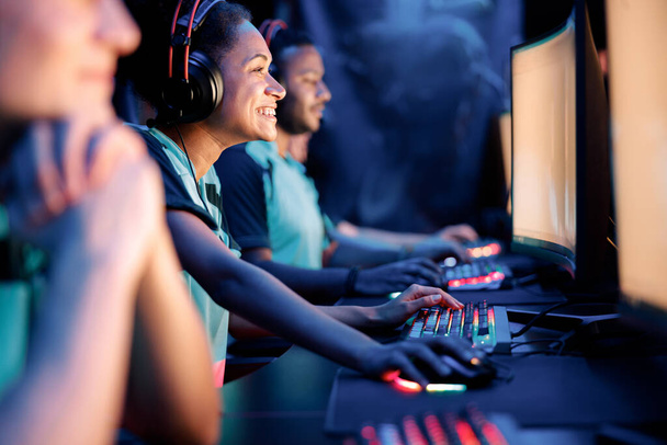 Cybersport team participating in online tournament in gaming club - Foto, Imagen