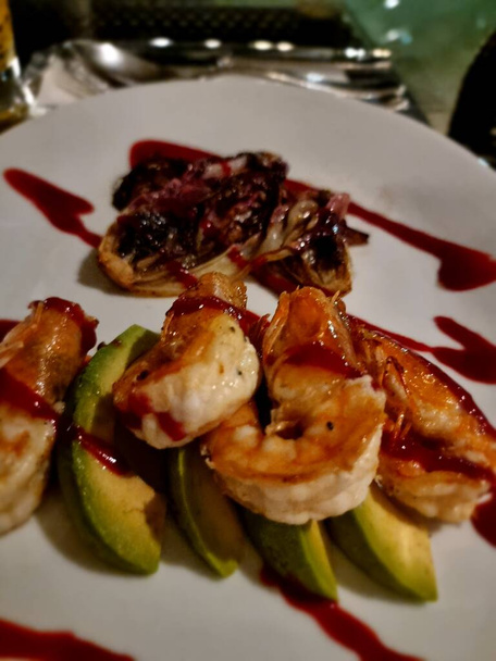 assiette au restaurant de luxe au bord de l'océan avec viande et salade - Photo, image