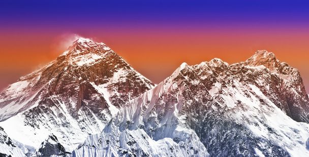 Auringonlasku voimakas väri suodatettu kuva Everest, Nepal
. - Valokuva, kuva