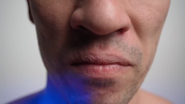 男喫煙電子タバコは、救急車のフラッシャーを照らした。健康への害 - 映像、動画