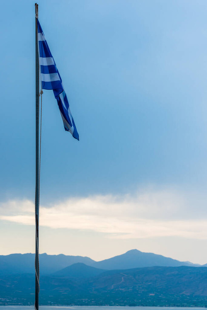 Bandera de Grecia con cielo azul por la noche - Foto, imagen