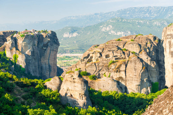 όμορφο συγκρότημα μοναστηριών των Μετεώρων χτισμένο σε βράχους, Θεσσαλία, Ελλάδα - Φωτογραφία, εικόνα