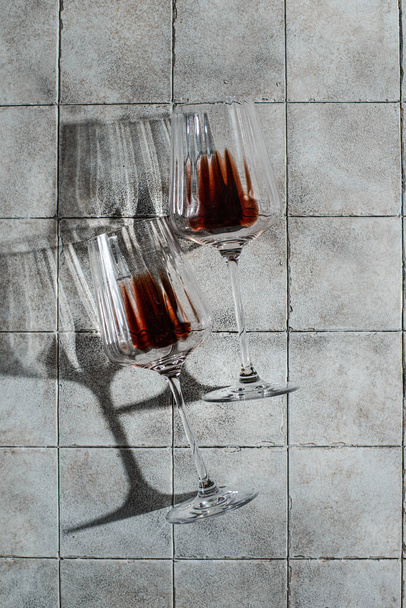 a glass of red wine on a gray background - Φωτογραφία, εικόνα