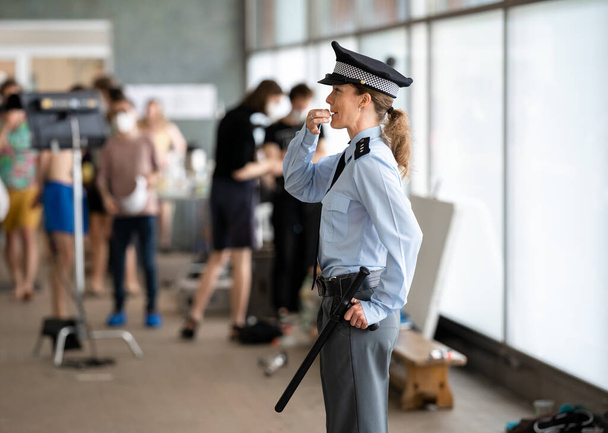 дежурная женщина-полицейский во время публичного мероприятия - Фото, изображение