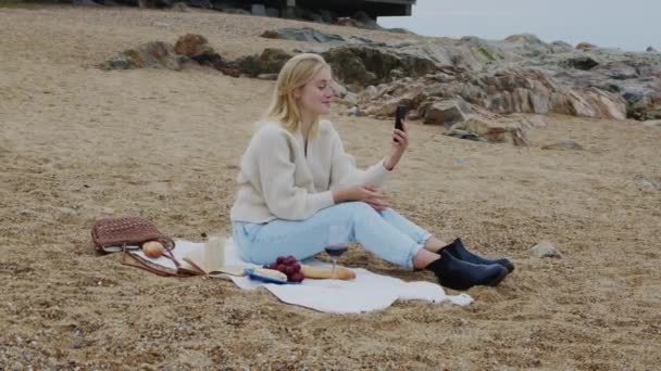 Молода жінка має відеозв'язок на пляжі
 - Кадри, відео