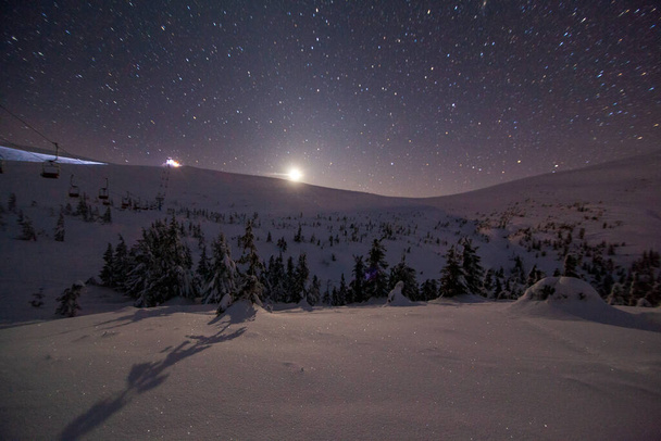 Fantástico cielo estrellado. Paisaje invernal y picos nevados. Montañas Cárpatas. Ucrania. Europa - Foto, Imagen