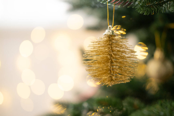 Christbaumkugel auf Weihnachtsbaum mit Lichtern Bokeh Hintergrund - Foto, Bild