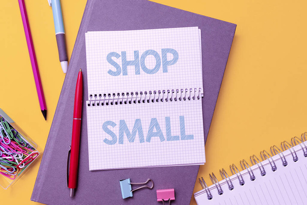 A kis bolt felirata. Üzleti koncepció országos mozgalom, amely ünnepli a kisvállalkozások minden nap Flashy School and Office kellékek Fényes tanítási és tanulási gyűjtemények - Fotó, kép