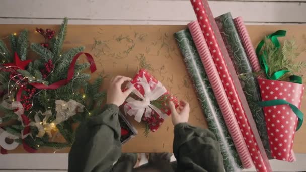 El mejor regalo de Navidad. Manos de mujer sosteniendo caja de regalo artesanal vacía, preparando sorpresa para las vacaciones, vista superior - Metraje, vídeo