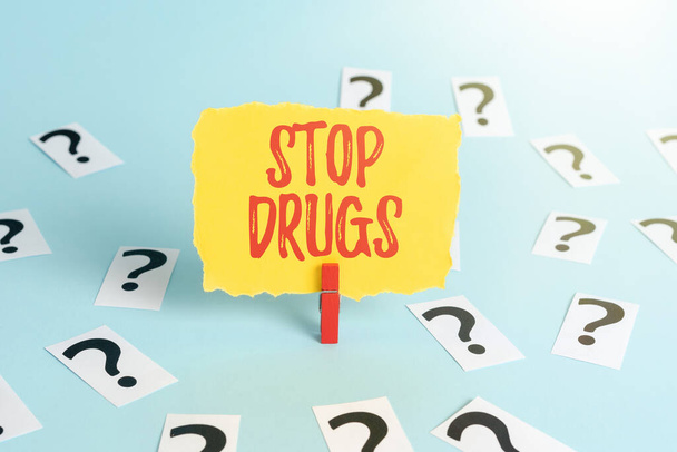 Kézírás tábla Stop Drog. Szó az olyan anyagoktól való függőség megszüntetéséről, mint a heroin vagy a kokainügyi hivatal információfeldolgozó műhelyének problémamegoldása és megoldásai - Fotó, kép