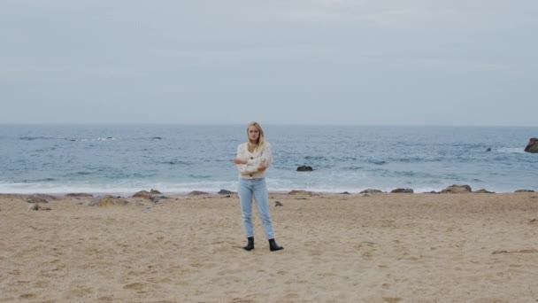 Портрет блондинки на узбережжі океану - Кадри, відео