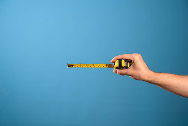 Measure it, a yellow construction tape measure to measure the length of something. - Foto, Bild