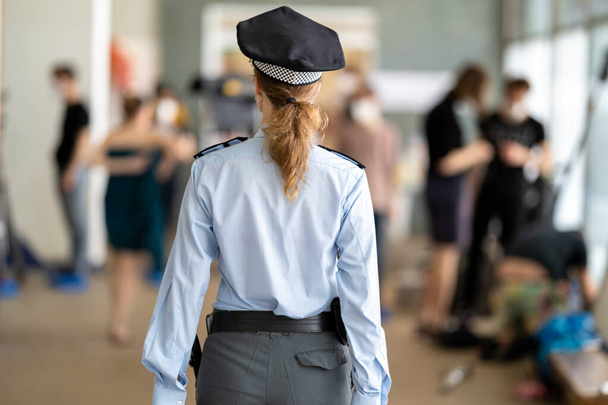 γυναίκα αστυνομικός με στολή σε υπηρεσία κατά τη διάρκεια δημόσιας εκδήλωσης - Φωτογραφία, εικόνα