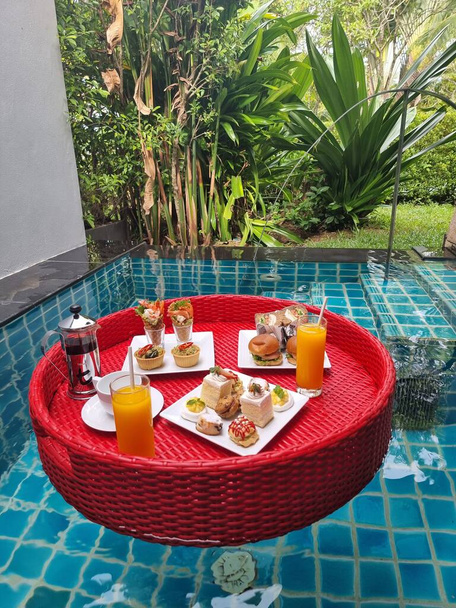 desayuno flotante en la piscina, té de la tarde o desayuno flotante en la piscina - Foto, imagen