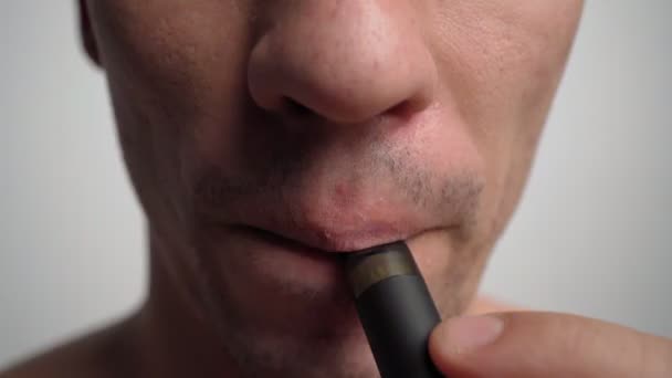 Férfi dohányzás Elektronikus cigaretta megvilágított mentős villogó. Az egészségre ártalmas - Felvétel, videó