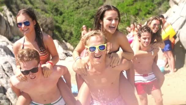 Freunde amüsieren sich am Strand - Filmmaterial, Video