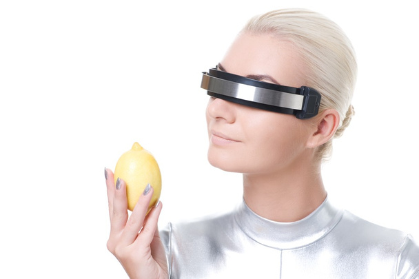 Mulher cibernética com limão fresco
 - Foto, Imagem