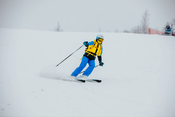 женщины-лыжницы на горнолыжном склоне - Фото, изображение