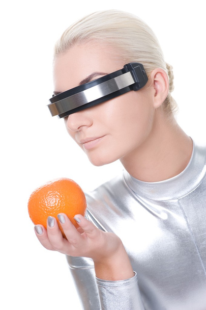 Mulher cibernética com uma laranja
 - Foto, Imagem