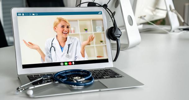 Telelääketieteen palvelun online video puhelu lääkärille aktiivisesti keskustella potilaan kanssa - Valokuva, kuva