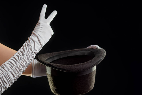Hand gestures. The magician shows tricks with a hat. - Foto, afbeelding