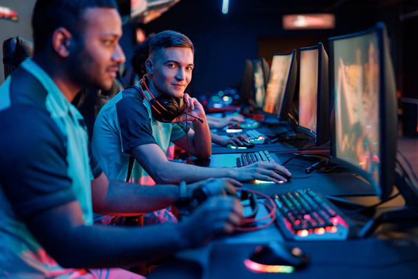 Professionele gamer neemt deel aan teamspel in cyber club - Foto, afbeelding