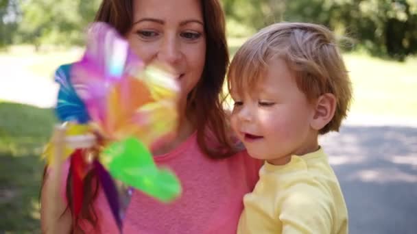 風車と遊ぶ母と息子 - 映像、動画