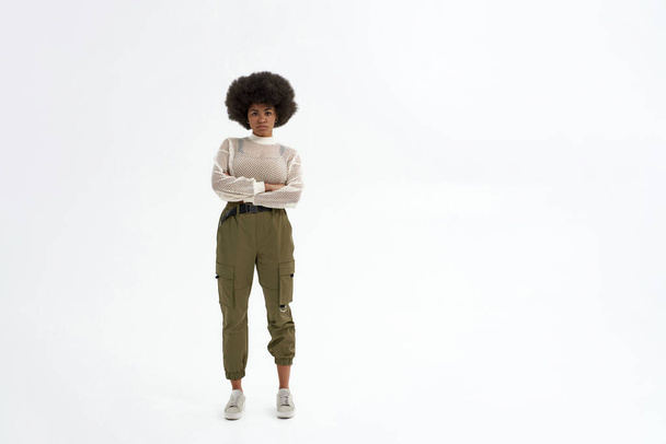 Young confident black woman with croosed arms - Foto, immagini