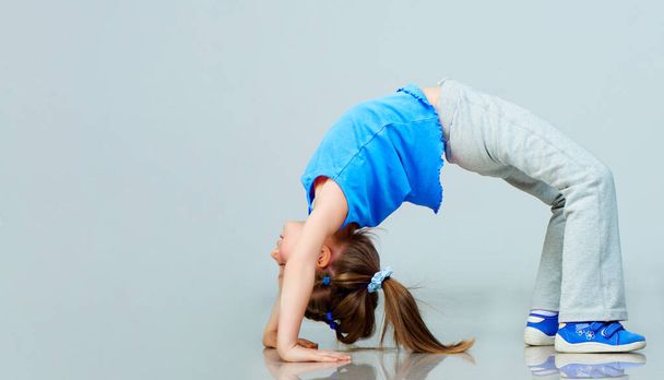 Little girl gymnast - Фото, зображення