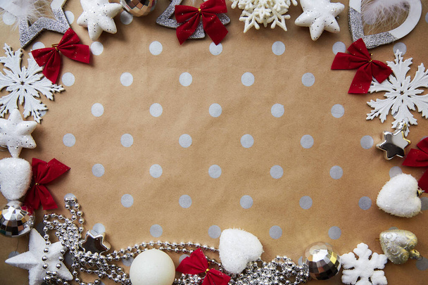 Kerstmis zilveren frame: ornamenten achtergrond, basis klassiek patroon, plaats voor tekst. Trendy decoraties: discoballen, sneeuwvlokken, pluizige ornamenten. Esthetische feestelijke sfeer. Uitzicht van bovenaf. - Foto, afbeelding