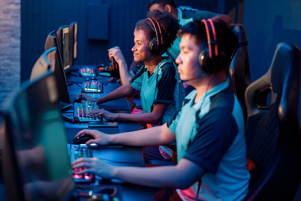 Young professional esports players playing games indoors - Foto, Imagem