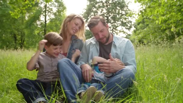 familie in park vanzelf kiekeboe te spelen - Video