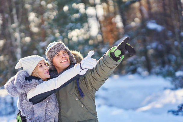 Paar vergnügt sich in Winterlandschaft und Schnee - Foto, Bild