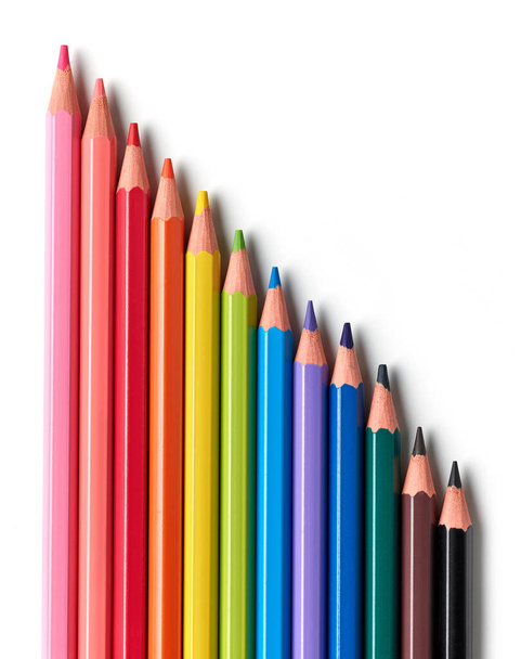 drewniane ołówki kolorowe izolowane na białym tle, widok z góry - Zdjęcie, obraz