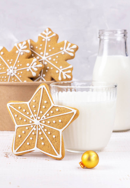 Deliciosa leche fresca sobre un fondo de madera blanca. Una botella de leche. Navidad de jengibre. Espacio Cope - Foto, imagen