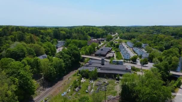 North Grosvenor Dale Mill Tarihi Bölgesi hava görüntüsü Thompson, Connecticut CT, ABD 'de North Grosvenor Dale kasabasında.  - Video, Çekim