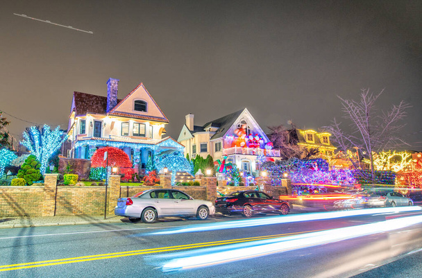 Kerstversiering van een huis in Dyker Heights. Het is het schattigste kleine gebied van huizen die zijn ingericht voor de feestdagen in de Brooklyn Metropolitan Area - Foto, afbeelding