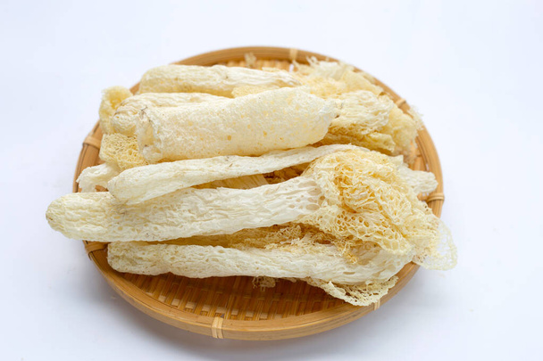 Fungo tropicale essiccato di corno puzzolente in cesto di bambù - Foto, immagini