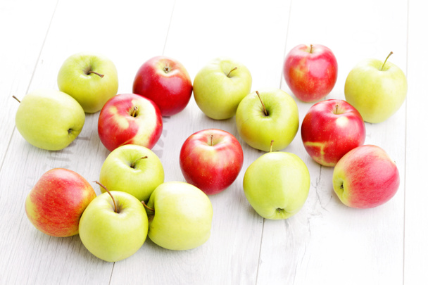 vihreä ja punainen omenat - Valokuva, kuva