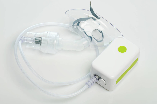 Inhalator mit Tube und Maske isoliert auf weißem Studiohintergrund über der Draufsicht - Foto, Bild