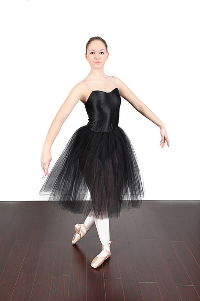 Ballerina dancing in studio - Foto, Imagen
